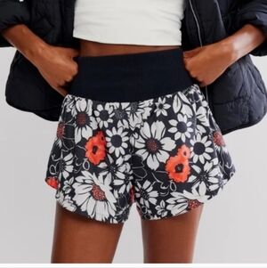 NWT Carpe Diem Shorts Tuxedo Daisy Print